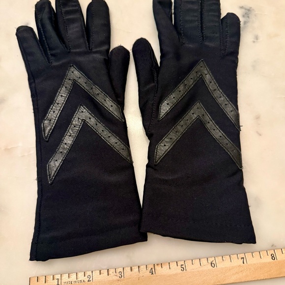 Isotoner Black Leather and Fabric Gloves. Vintage Early 90’s - Picture 6 of 6